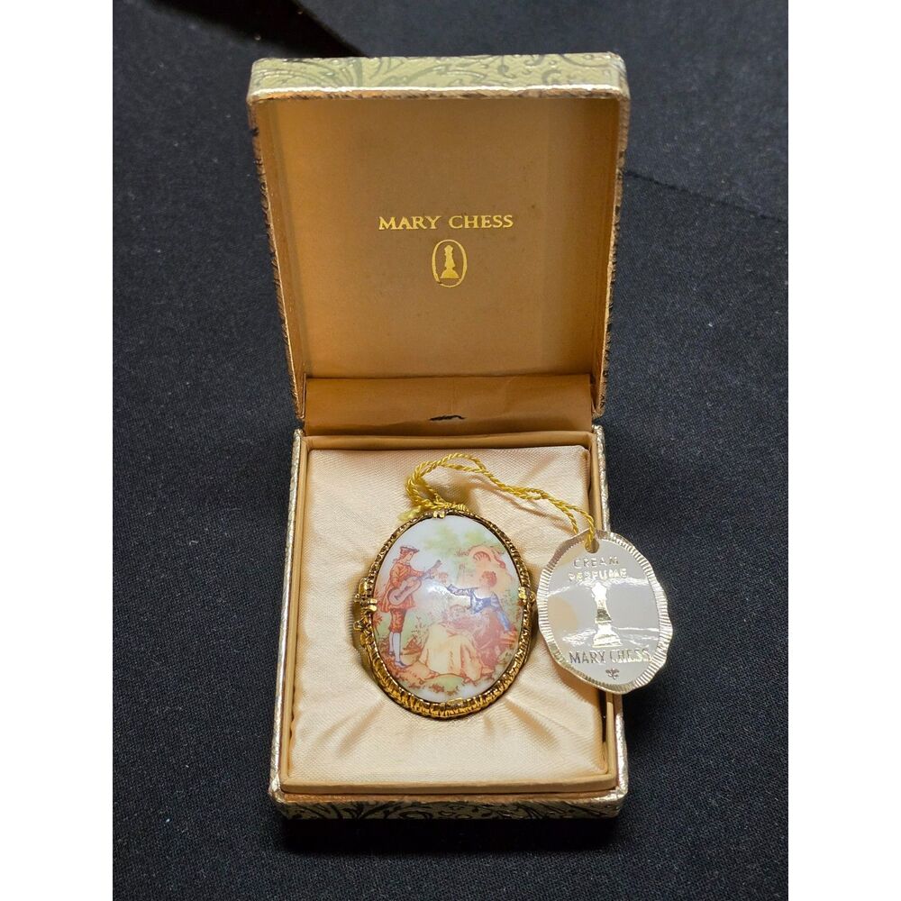 60s Mary Chess Fragonard Cream Perfume Oval Compact Pendant